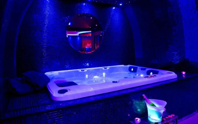 L'Insolite Spa Privatif ''Suite Luxueuse-Jacuzzi"