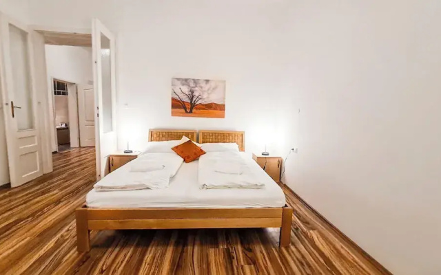 Classic 2BR Viennese Apt Near Downtown
