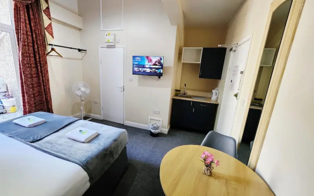 Ground-Floor Queen Bed Studio Apartment with Free Parking
