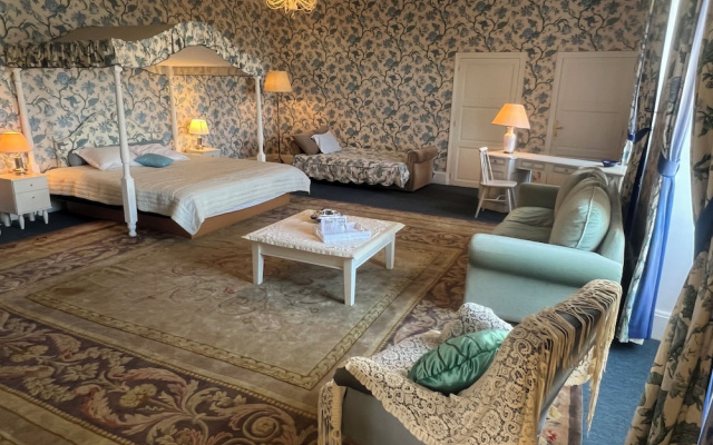 Chateau de Busset