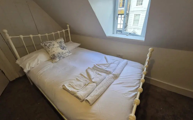 3 Bed Apartment Sleeps 7 - Pets Ok - Tv & Wifi