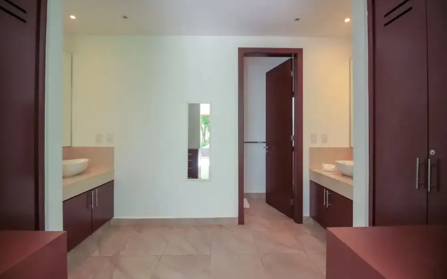 Golf View Luxury Condo hosted by Olahola