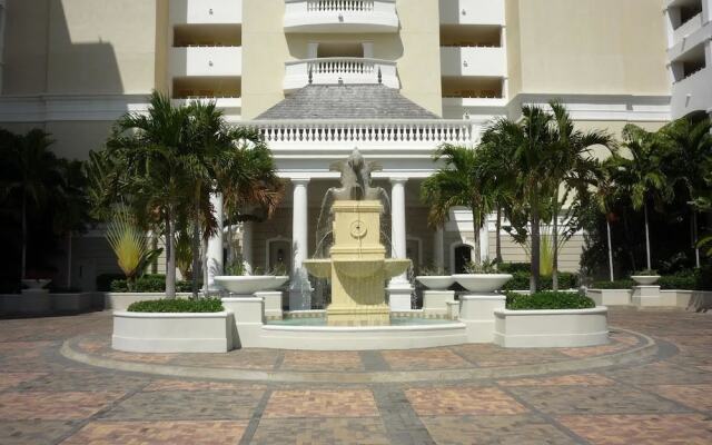 Отель Palmyra Luxury Beach Condo вид на фасад