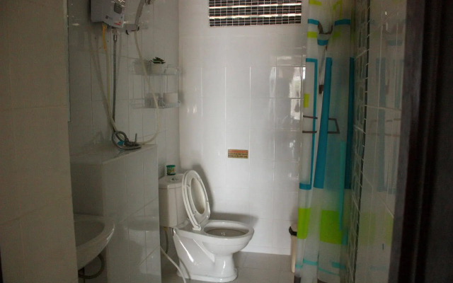 七岩巴黎式旅馆(Cha am Paris Style Guest House)