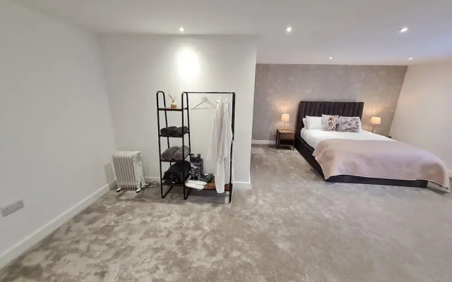 Central Guest Room - En-suite, Parking