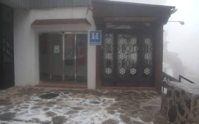 Отель Hostal Yeti вид на фасад