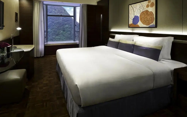 Lhotel Island South