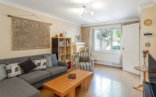 Beautiful 3 Bed House W Patio 10 Mins to Excel
