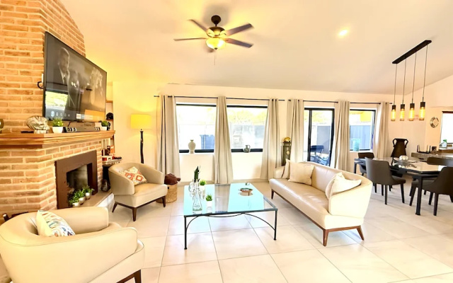 Luxurious 2 Bedroom Ajijic Home - Bikes - Huge Patio - Gym - Pickleball Court