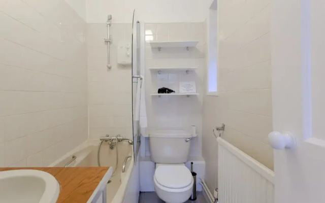 1 Bedroom Flat With Lofty Ceilings and Garden