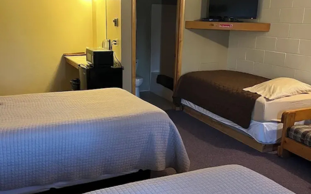 Lakeroad Lodge Motel & Charters