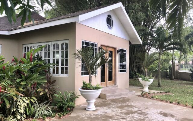 Отель Coral Seas Garden Resort вид на фасад