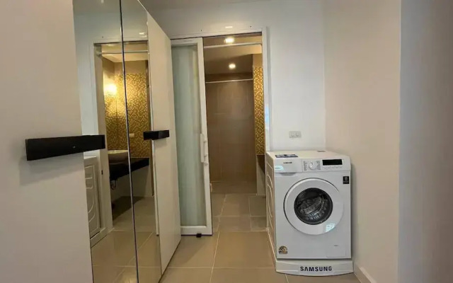 6-32 - 1 Bdr Condo With Balcony and Shared Pool