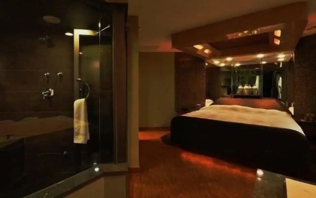 The Champagne Lodge & Luxury Suites