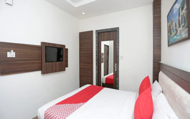 OYO 13045 Hotel Solitaire Inn