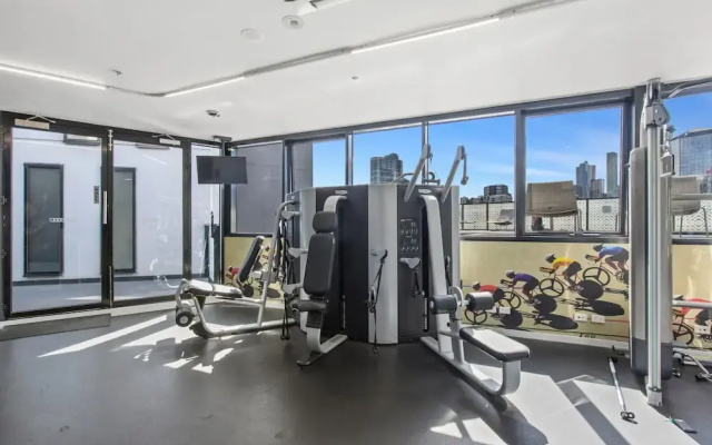 Chic 1-bed With Harbour Views & Pool by Tram Line