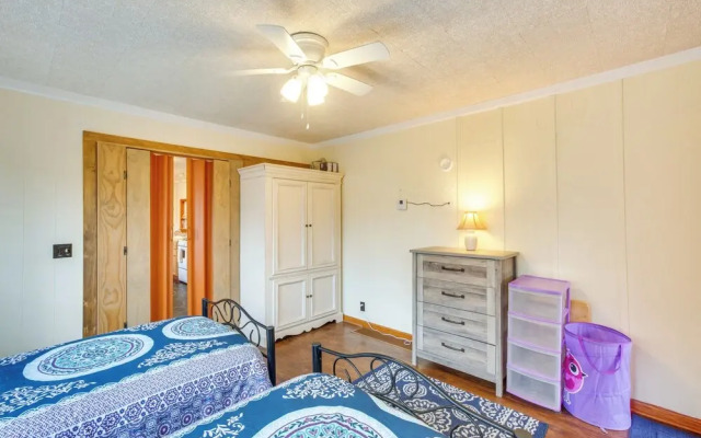 Dog-friendly Newland Cabin w/ Deck + Lake Access!