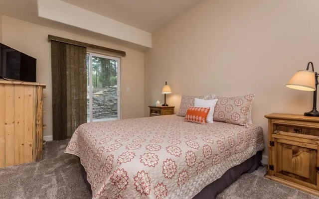 Mammoth Gateway Village 11