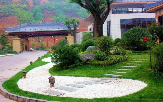 Shengtang Yishe Hot Spring Resort Hotel