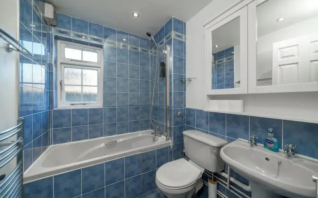 Crawley Stainer 1-bedroom With Parking and Garden