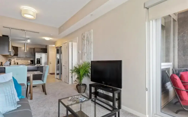 Modern DT Condo Balcony Parking Gym Hot Tub