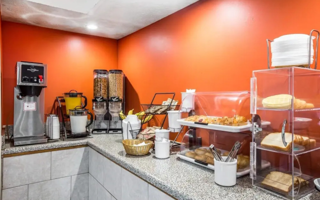Econo Lodge Inn & Suites