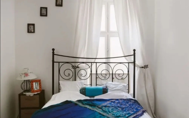 BPM - Beautiful Real Home In the Center