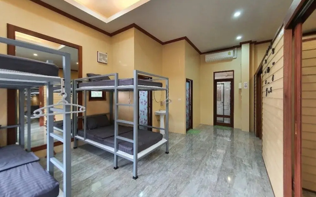 We Hostel Khaolak