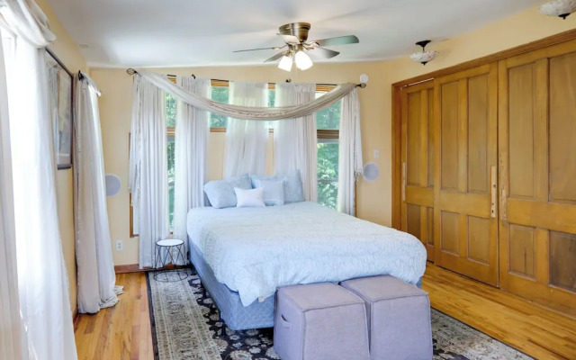 Private Deck & City Views! Spacious Cincinnati Apt