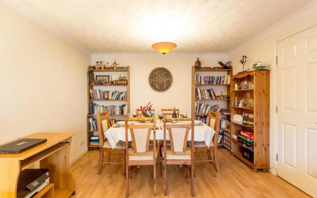 Central & stylish 3 bedroom, 2 bath, free parking