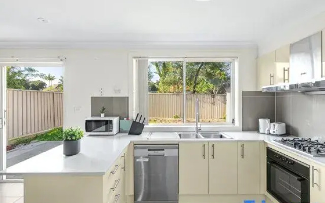 Relaxing Rooms – Walking Distance to Shops & Transport