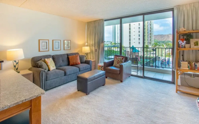 Waikiki Banyan - Pool View Tower 1 Suite 707