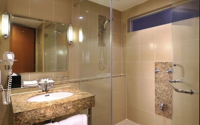 Premium Twin room (twin beds) · Hotel Capitol Kuala Lumpur — photo 2