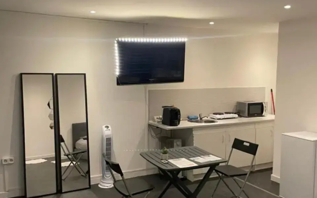 Montpellier : Jolie Studio Tres Calme (Adults Only)