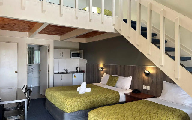 Airport Manor Inn