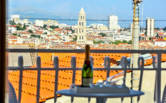 Split Summer Lounge Apartments