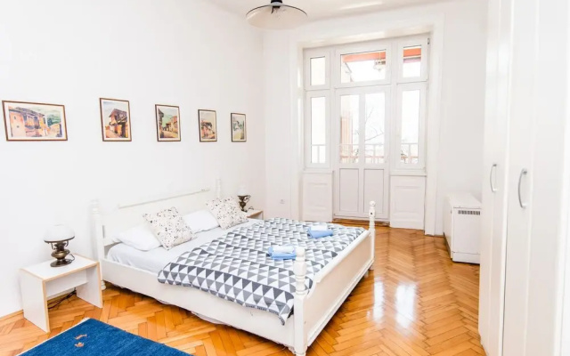 2bdr Apartment with the Balcony View-Best Location