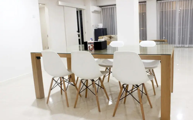 Homey 4Br Apartment at Landmark Residence