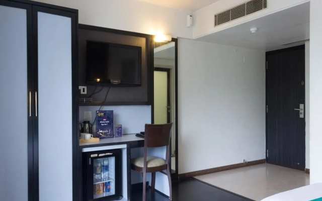 OYO Premium Borivali Kora Kendra