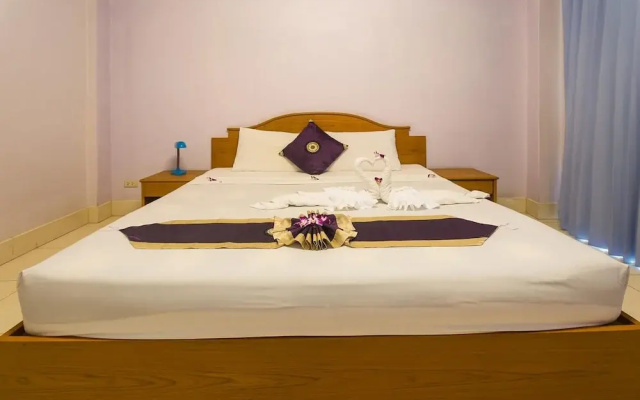 Room in Guest Room - Bucintoro Restaurant & Guesthouse Belvedere - 10 Minutes From Patong Beach