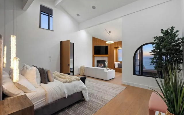 Villa Costera - Tree-lined Tranquility: 3-level Entertainer's Dream