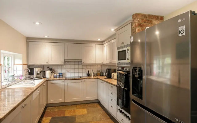 Lovely 5BD Home with Cinema & Games Room