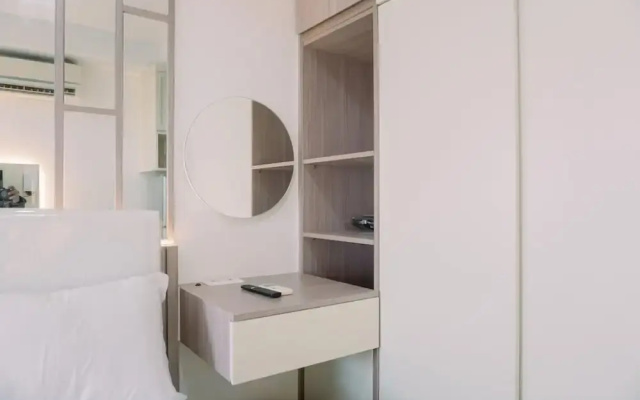 Homey And Cozy Stay Studio Belmont Residence Puri Apartement