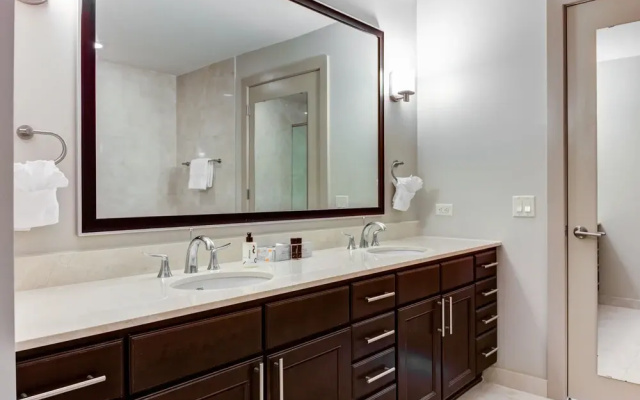Domio Downtown Chic 2BR BBQ Grills