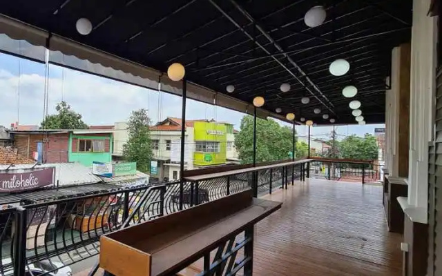 Oyo 90203 Dzawani Guest House