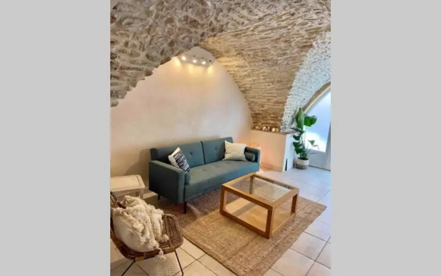 Superbe appartement en pierre fraîchement rénové