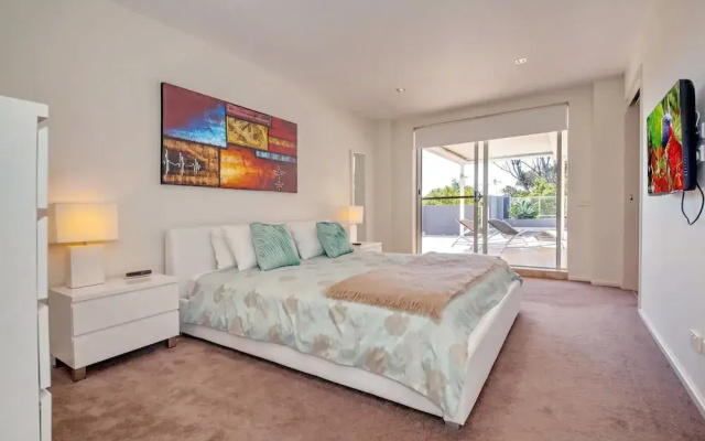 Mantra Aqua, Penthouse 83/1A Tomaree Street