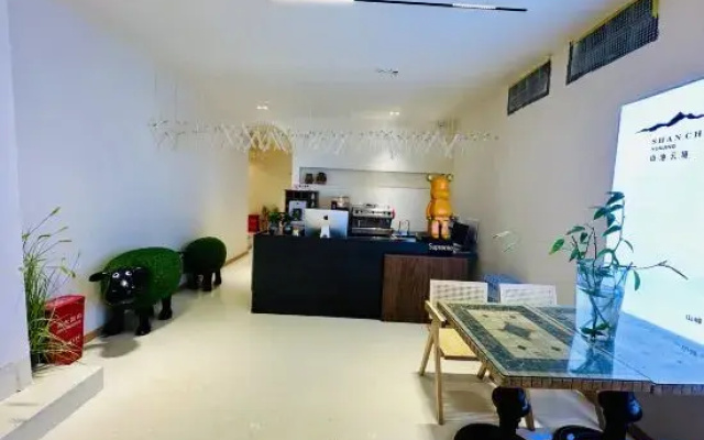 Mountain Pool and Cloud Realm Homestay Hotel