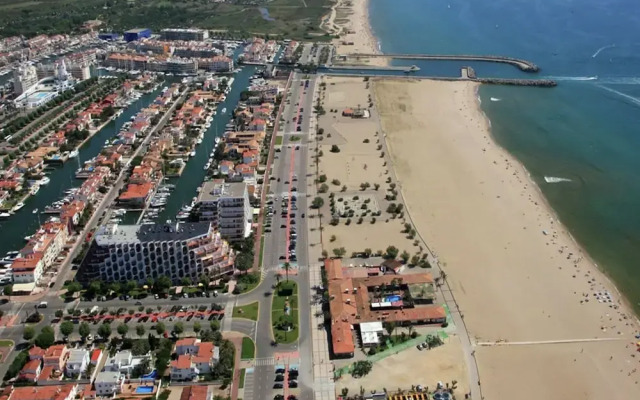 Comely Holiday Home in Empuriabrava With Barbecue