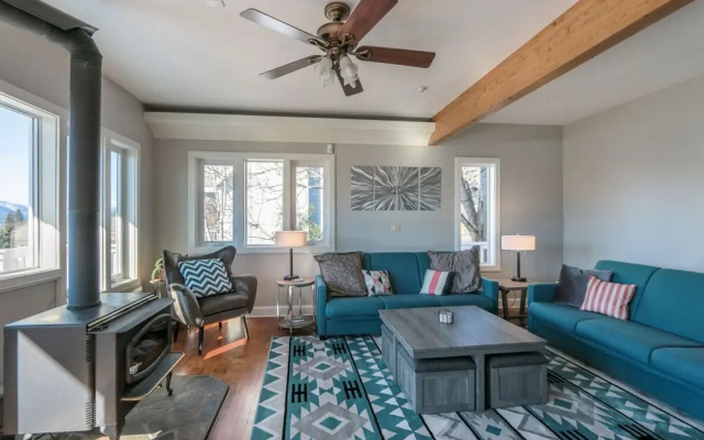 Grandview 3 Bedroom Home by RedAwning